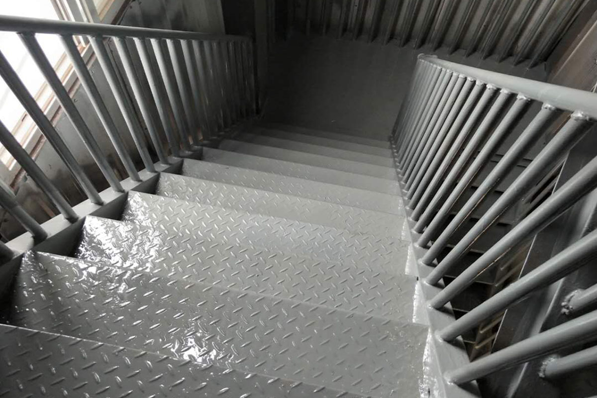 制药厂设备车间楼梯防腐防锈处理