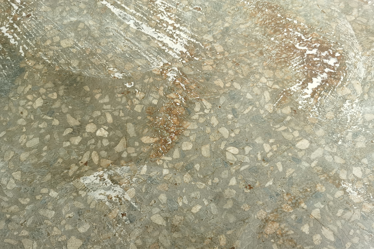 水磨石地面对于环氧漆吸收的不均匀状态